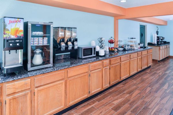 Hotel SUPER 8 BY WYNDHAM LAKE OF THE OZARKS (Eldon)
